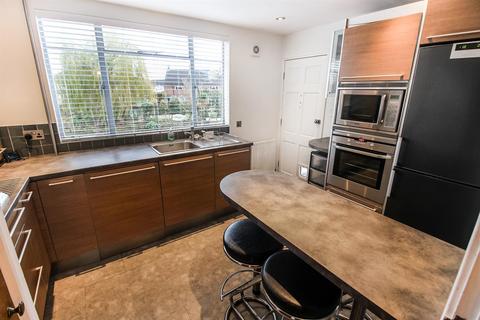 2 bedroom apartment to rent, Kingfisher Court, East Molesey KT8