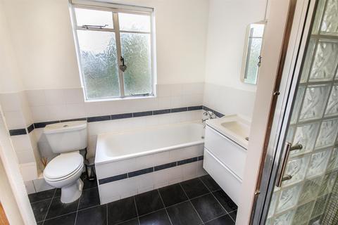 2 bedroom apartment to rent, Kingfisher Court, East Molesey KT8