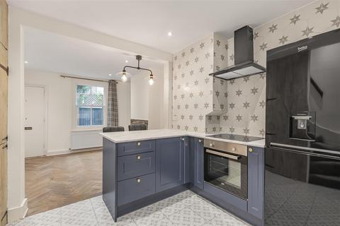 17 Albany Passage, Richmond, TW10 6DL