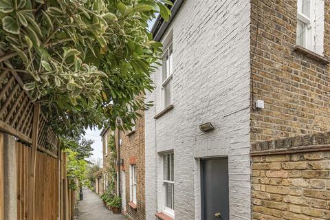 17 Albany Passage, Richmond, TW10 6DL