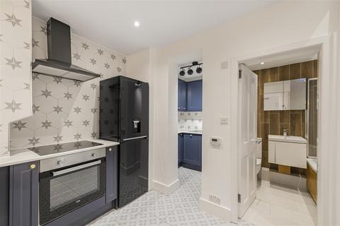 17 Albany Passage, Richmond, TW10 6DL