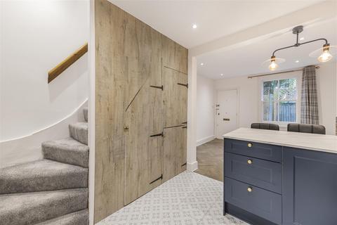 17 Albany Passage, Richmond, TW10 6DL