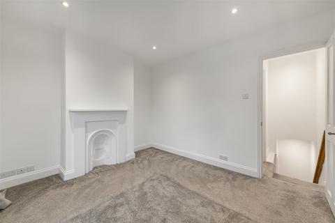 17 Albany Passage, Richmond, TW10 6DL