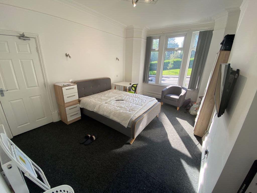 Bright and welcoming bedroom with a double bed,...