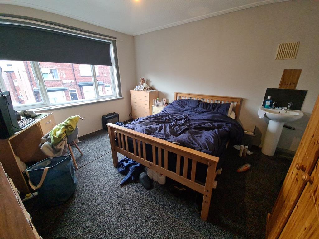 A cozy double bedroom featuring a comfortable b...
