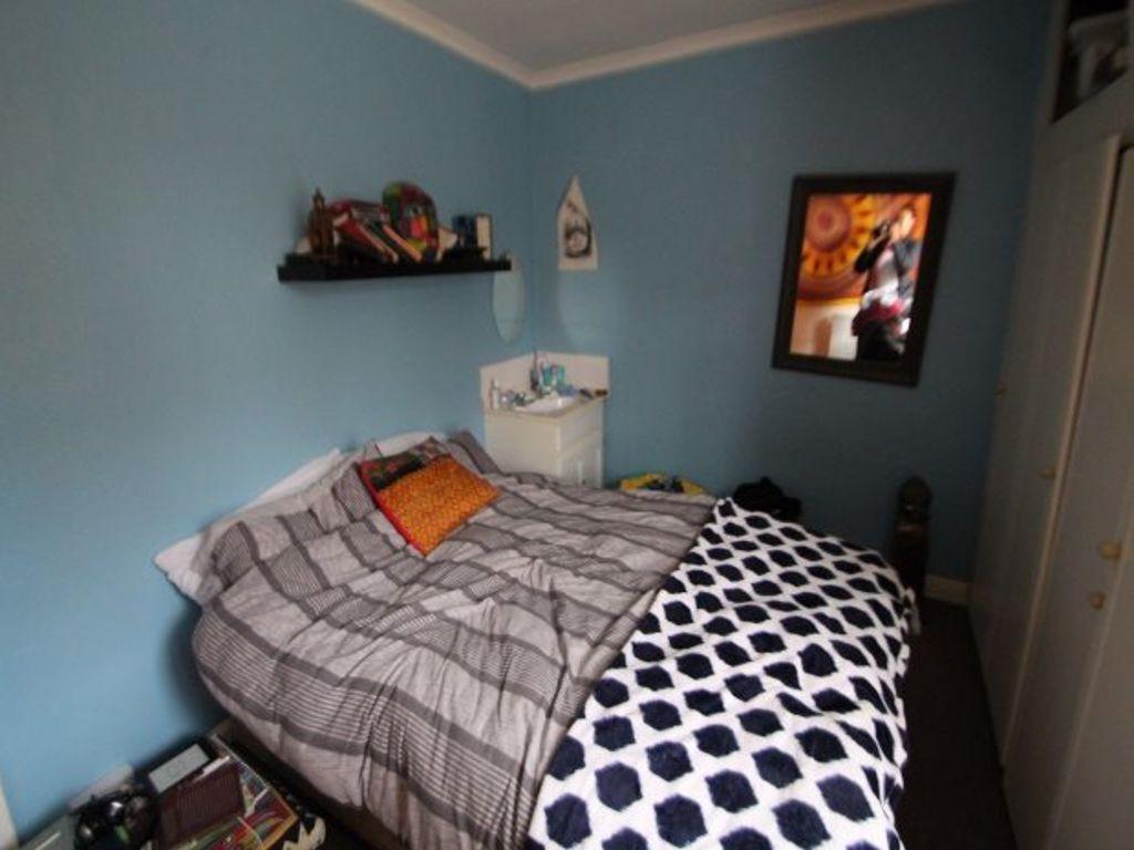 A cozy double bedroom featuring a comfortable b...