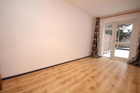 2 bedroom maisonette to rent, Drummond Road, Guildford