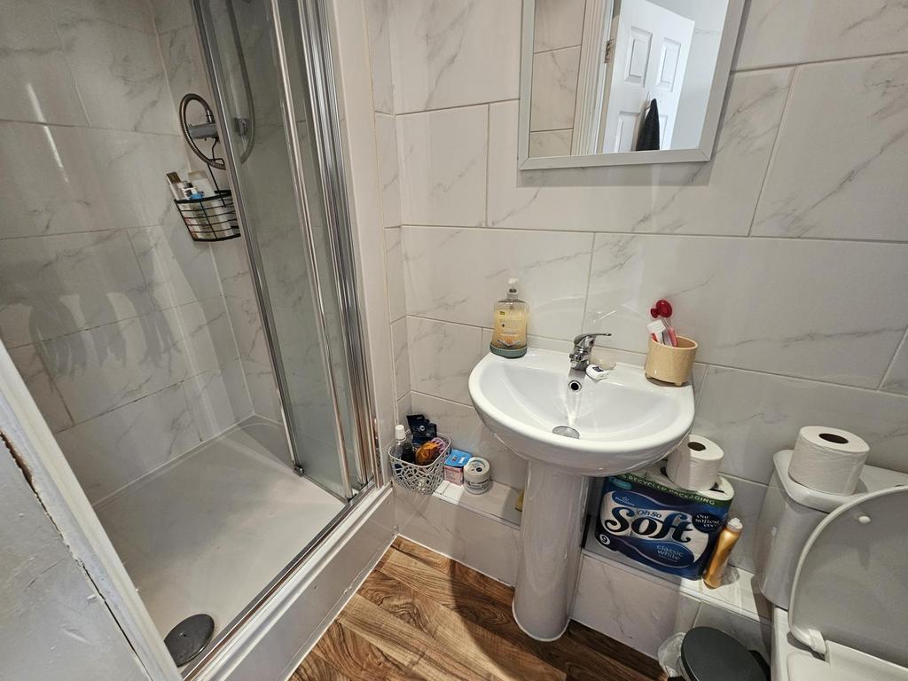 Well-presented bathroom with a tiled shower cub...