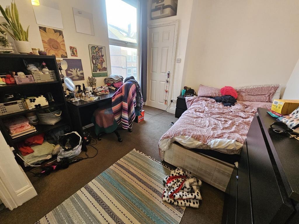 Bright, well-kept single bedroom with a comfort...