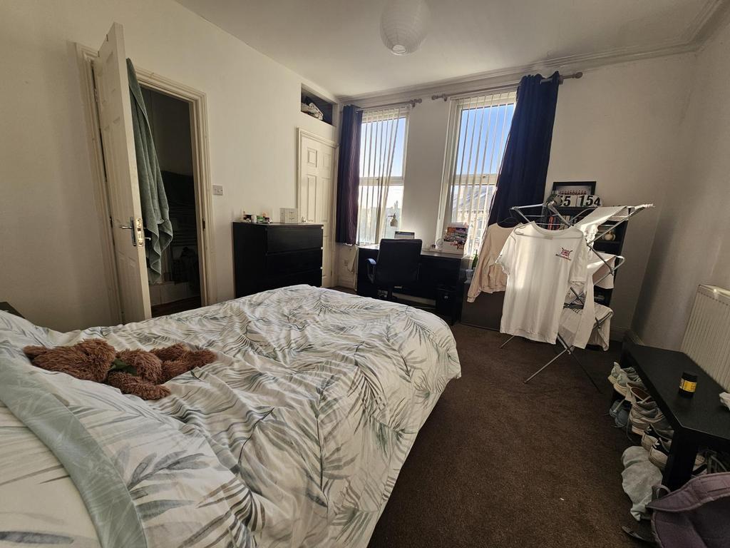 Bright, well-presented double bedroom with a co...