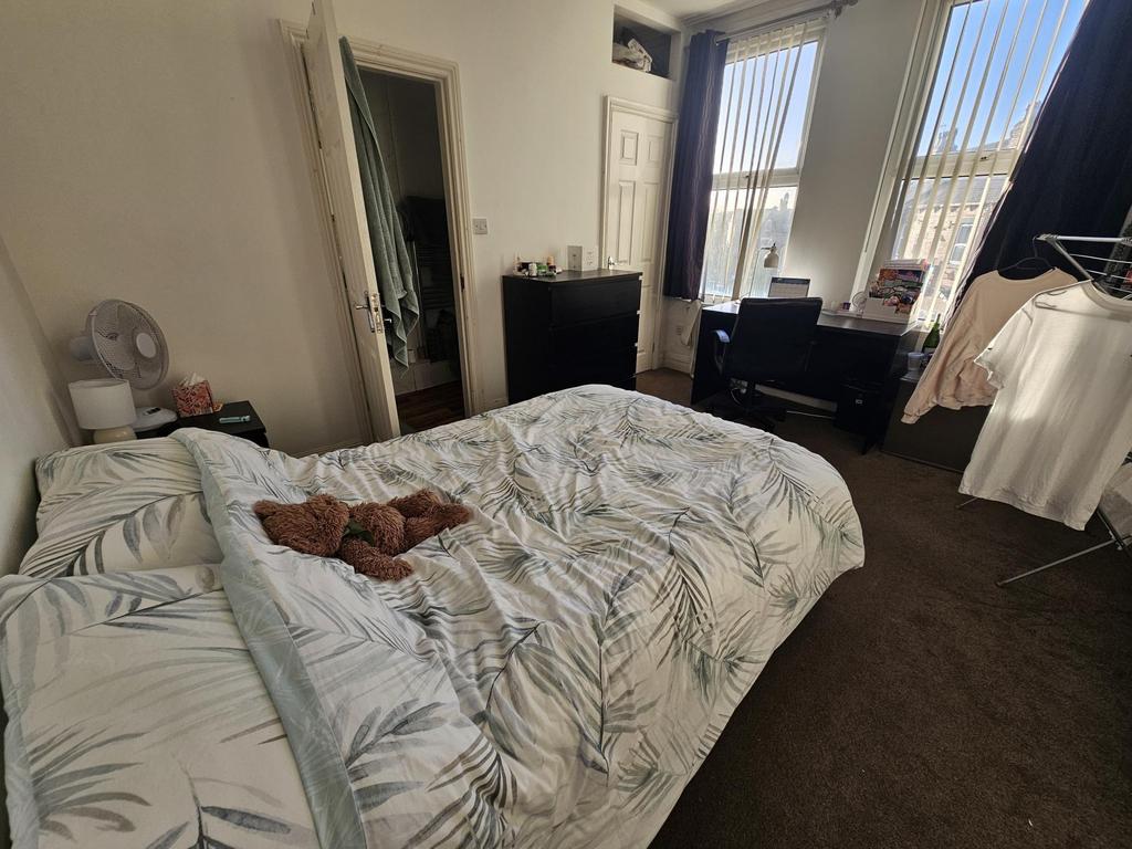 Bright, well-presented double bedroom with a la...