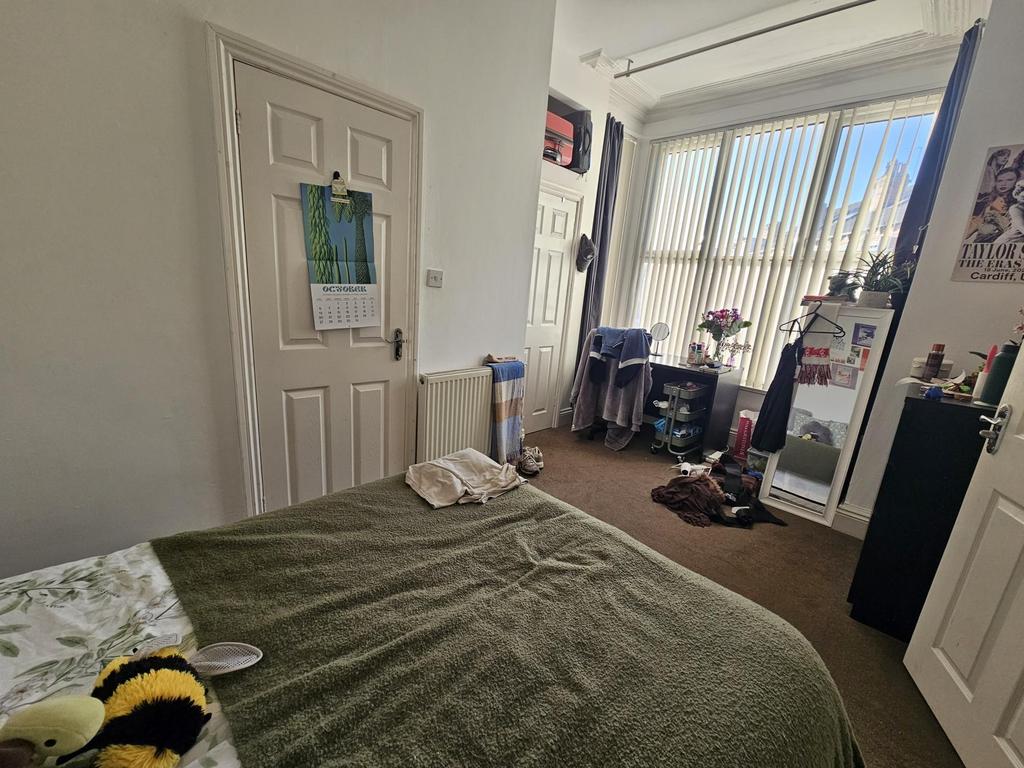 Bright, tidy double bedroom with a large window...
