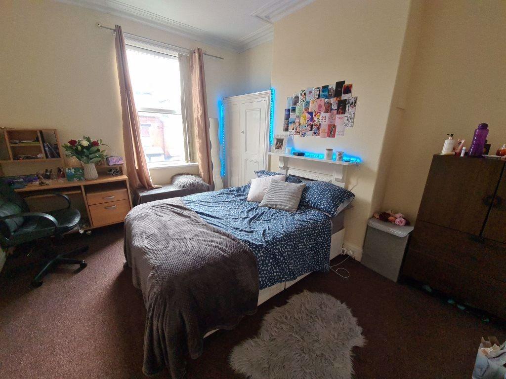A cozy double bedroom featuring a comfortable b...