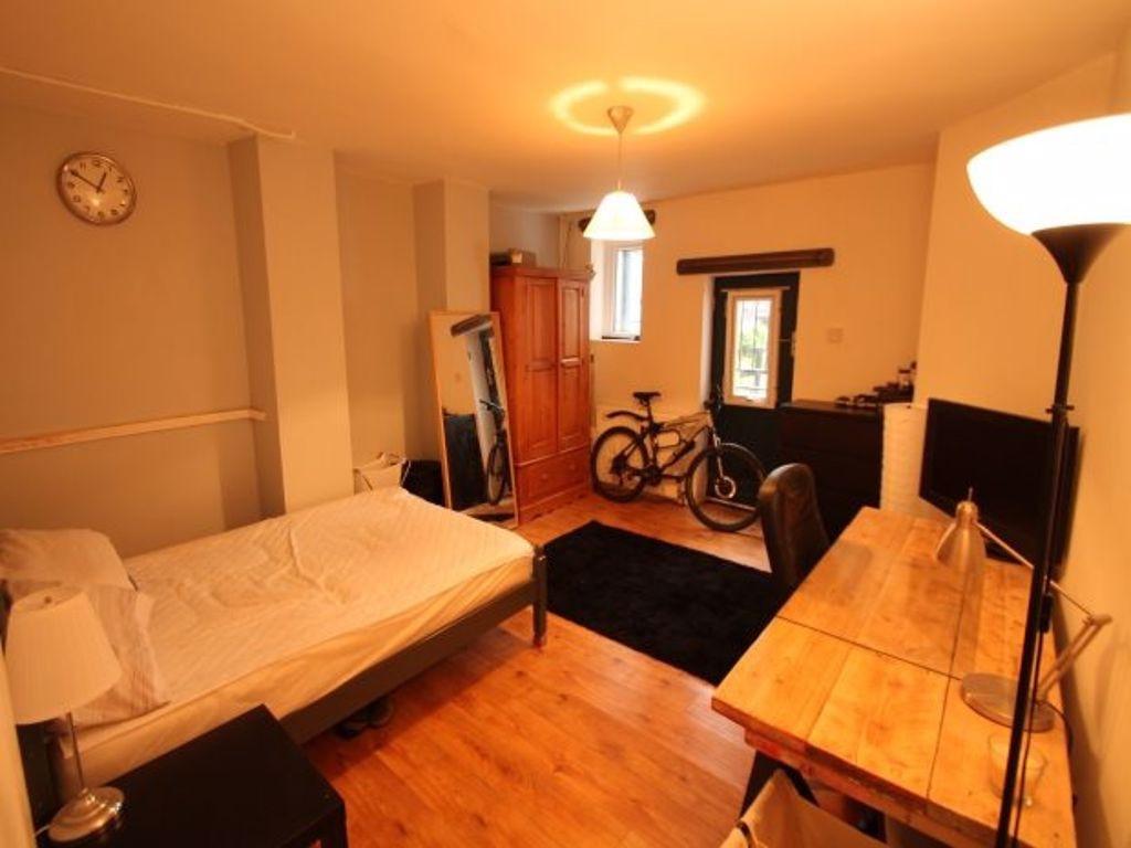 A cozy and well-maintained living room featurin...