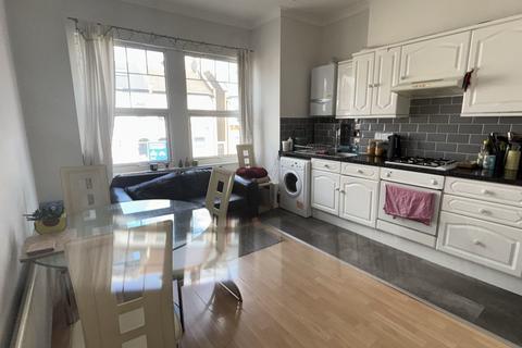 2 bedroom flat to rent, Tooting Bec Road, London