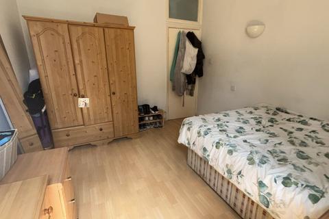 2 bedroom flat to rent, Tooting Bec Road, London