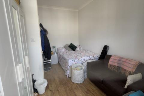 2 bedroom flat to rent, Tooting Bec Road, London