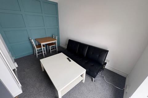 3 bedroom maisonette to rent, St Helens Crescent, Swansea