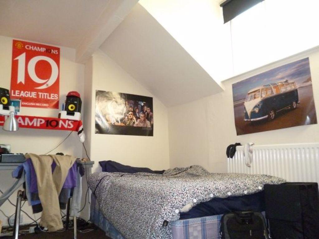 A spacious and inviting bedroom featuring a com...