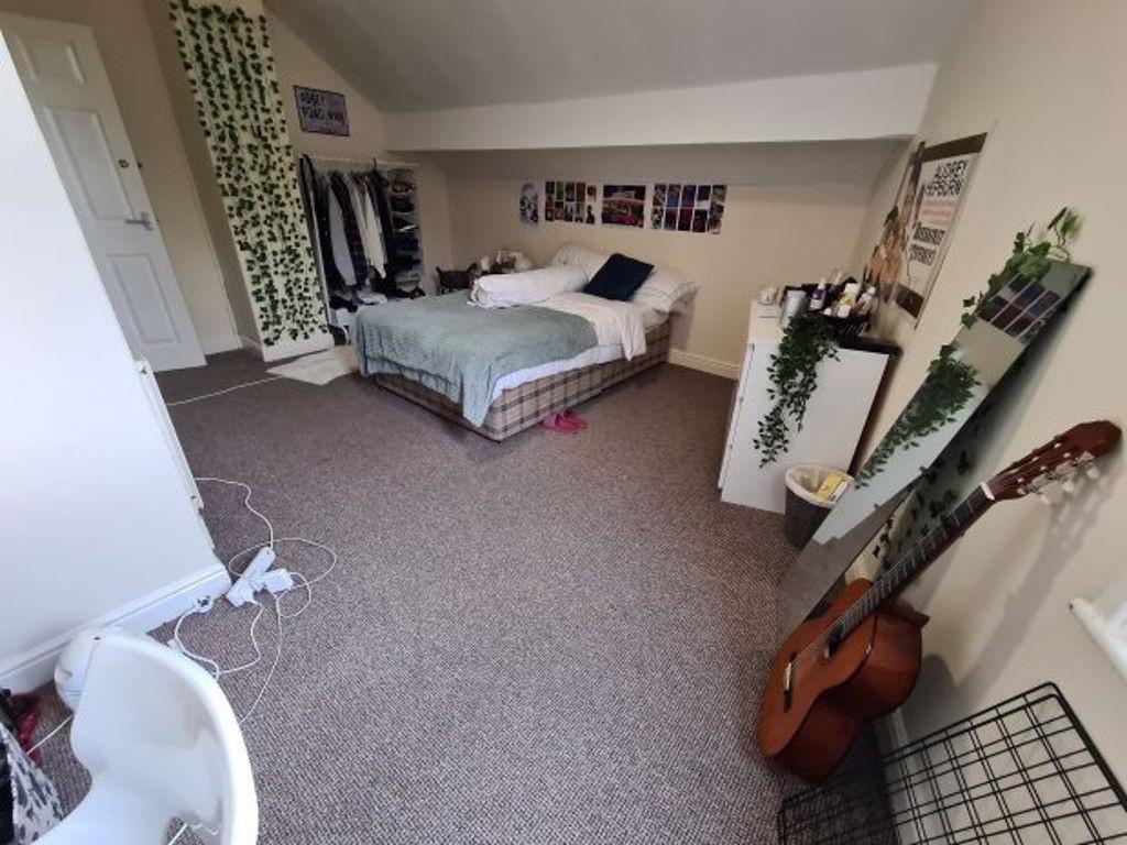 A welcoming and well-maintained bedroom featuri...
