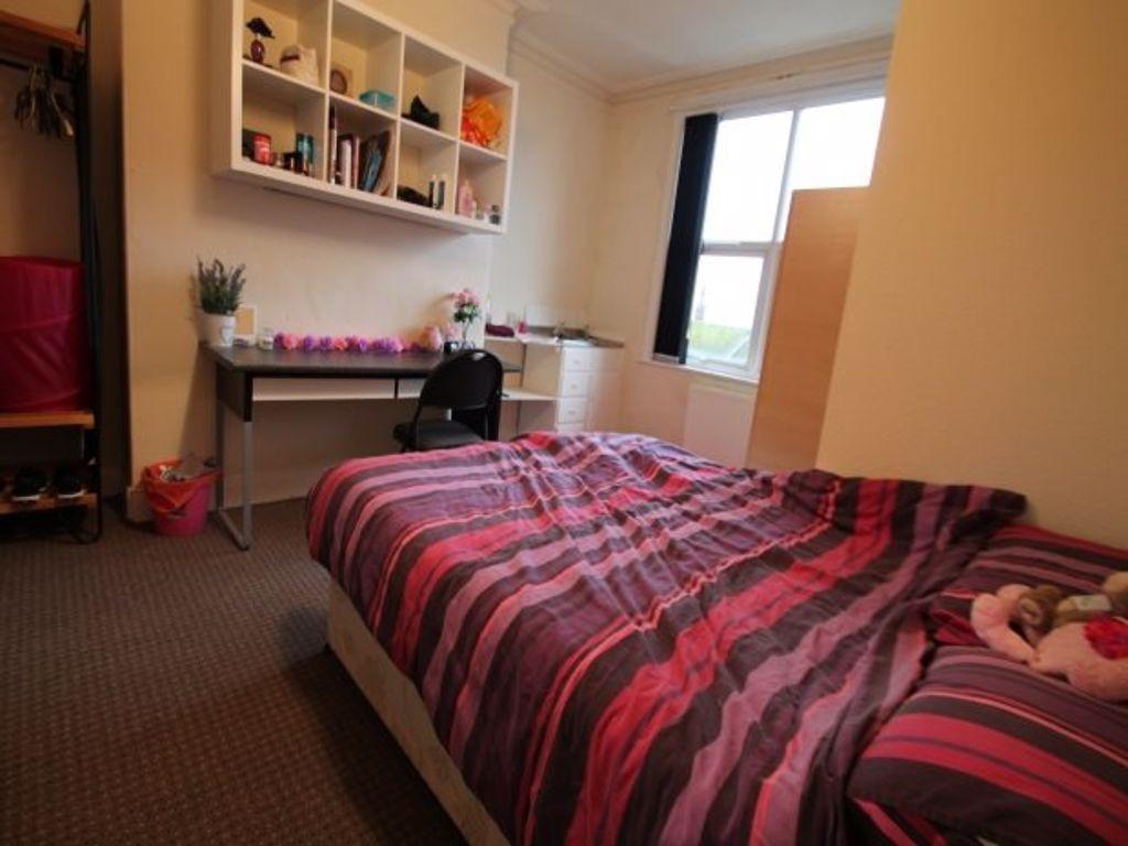 A bright and comfortable double bedroom featuri...
