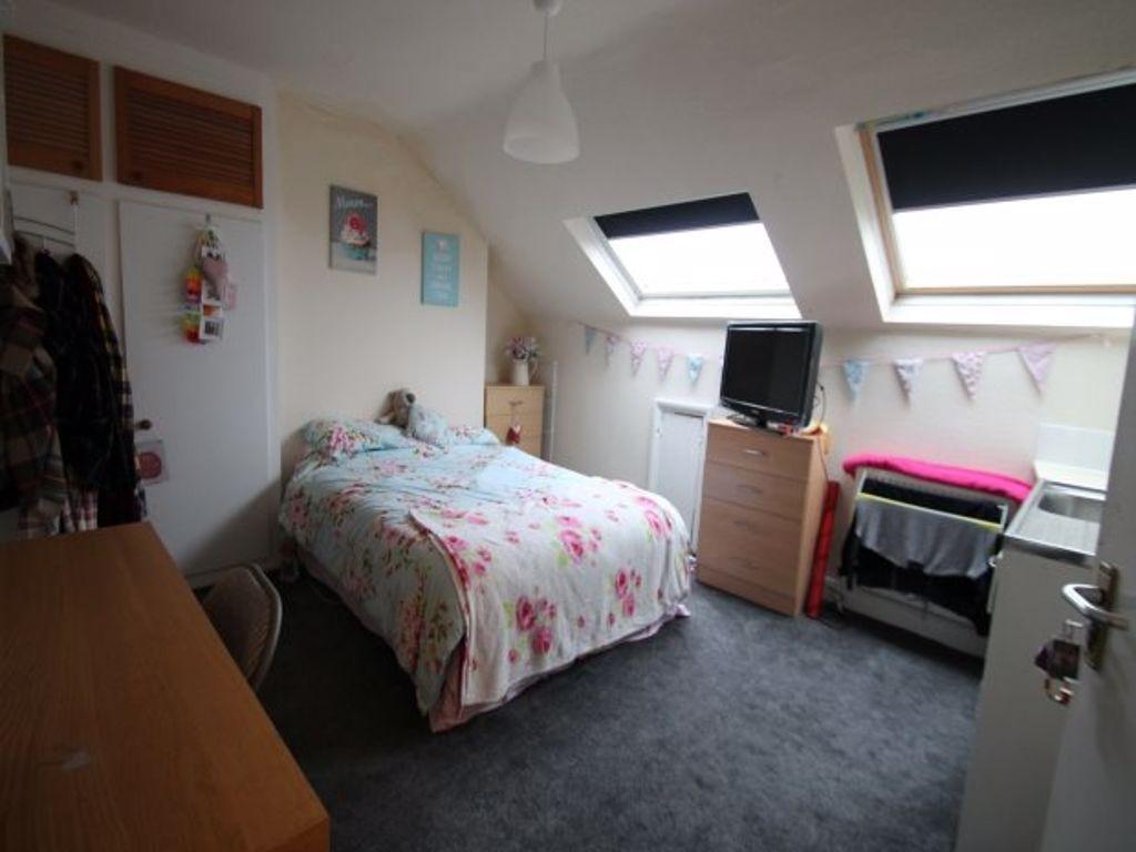 A cozy bedroom featuring a double bed with a fl...