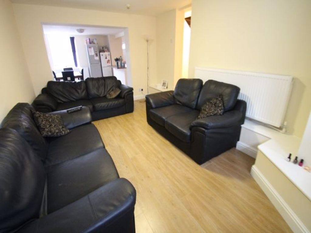 Modern and spacious living room with comfortabl...