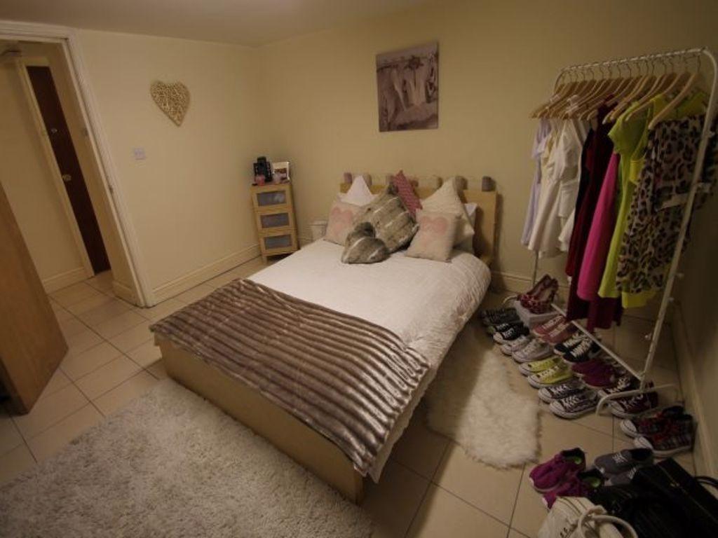 A well-presented double bedroom featuring a com...