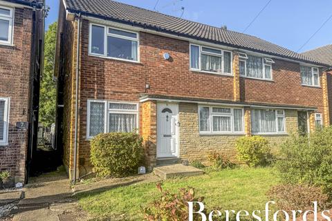 2 bedroom maisonette for sale, Avenue Close, Romford, RM3