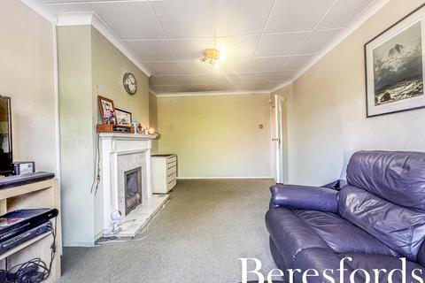 2 bedroom maisonette for sale, Avenue Close, Romford, RM3