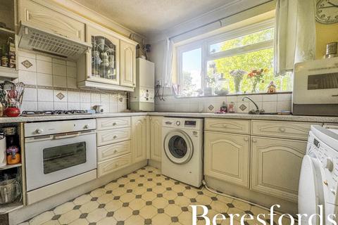 2 bedroom maisonette for sale, Avenue Close, Romford, RM3