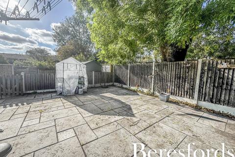 2 bedroom maisonette for sale, Avenue Close, Romford, RM3