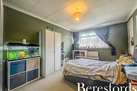 2 bedroom maisonette for sale, Avenue Close, Romford, RM3