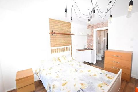 Studio to rent, Grovelands Road, London N15
