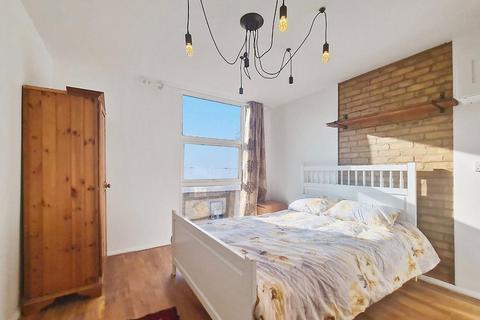 Studio to rent, Grovelands Road, London N15