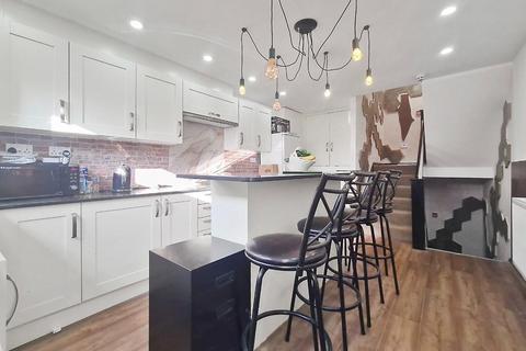 Studio to rent, Grovelands Road, London N15