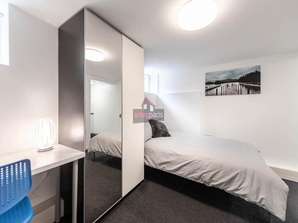 A bright and neatly maintained single bedroom f...