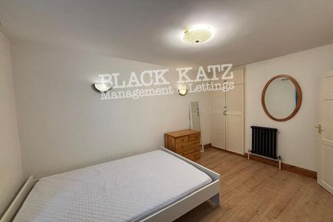 3 bedroom ground floor maisonette to rent, SW1V