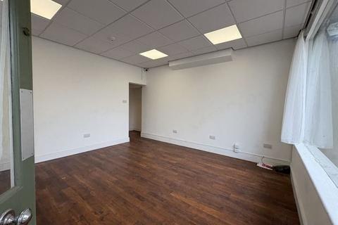 Retail property (high street) to rent, 27 Causeway Bicester OX26 6AN
