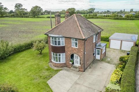 3 bedroom detached house to rent, Strensall Road, Earswick, York, YO32 9SW