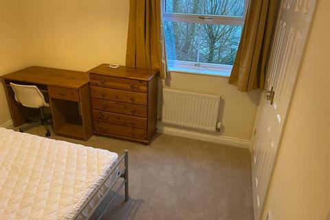 3 bedroom flat to rent, Venneit Close