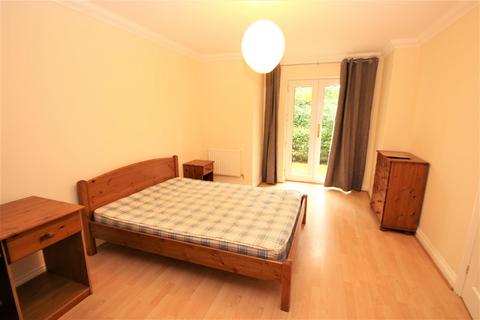 3 bedroom flat to rent, Venneit Close