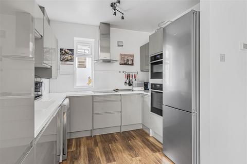 17 Wingfield Road, Kingston Upon Thames, KT2 5LR