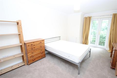 3 bedroom flat to rent, Venneit Close