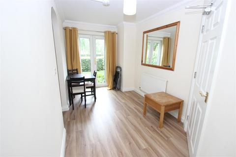 3 bedroom flat to rent, Venneit Close