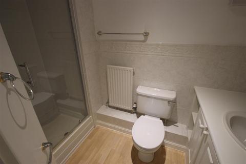 3 bedroom flat to rent, Venneit Close