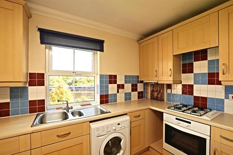3 bedroom flat to rent, Venneit Close