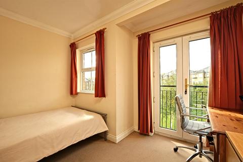 3 bedroom flat to rent, Venneit Close