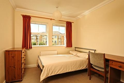 3 bedroom flat to rent, Venneit Close