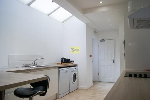 5 bedroom terraced house to rent, Tiverton Road, Birmingham B29